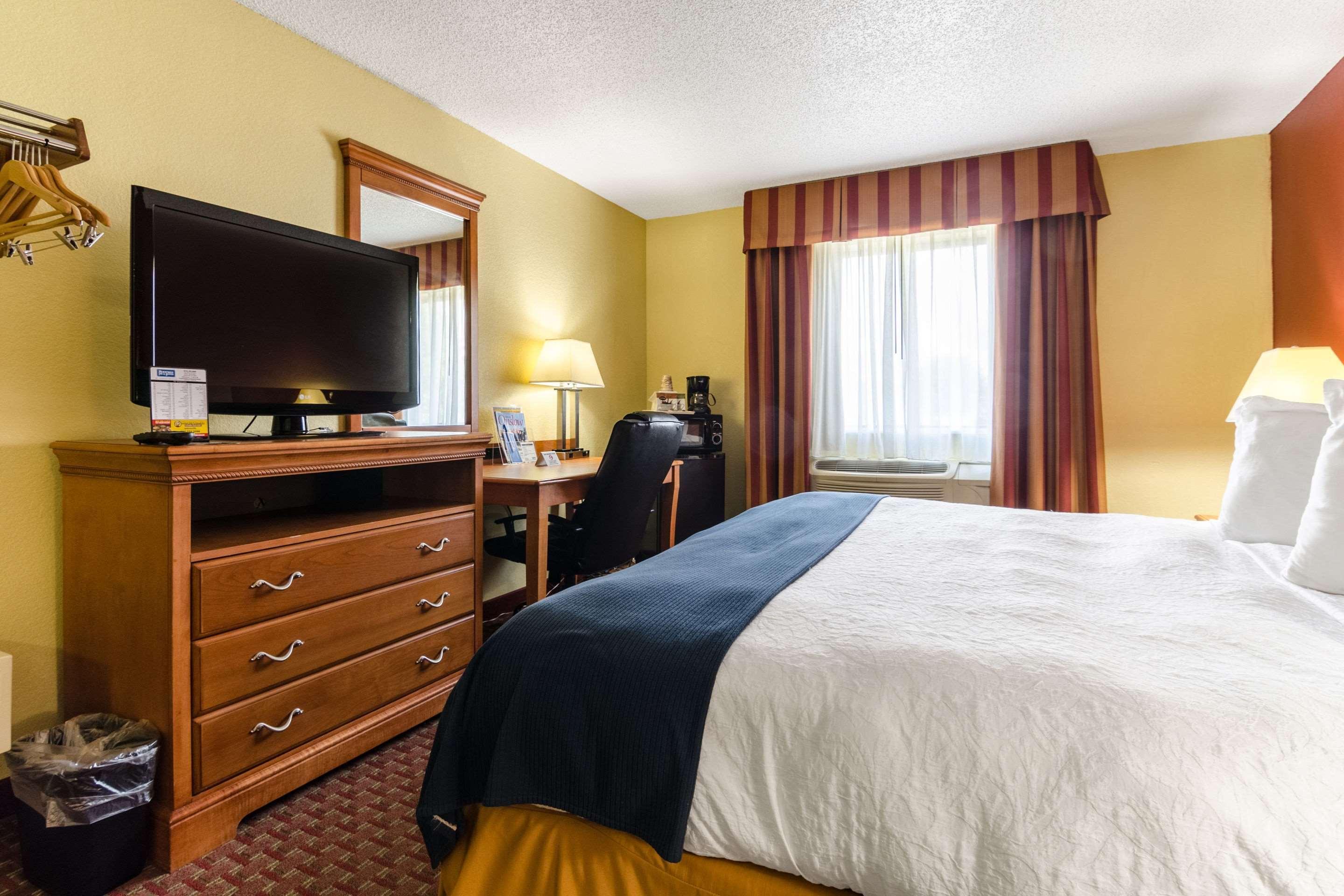 Rodeway Inn & Suites Jacksonville Near Camp Lejeune Exterior photo