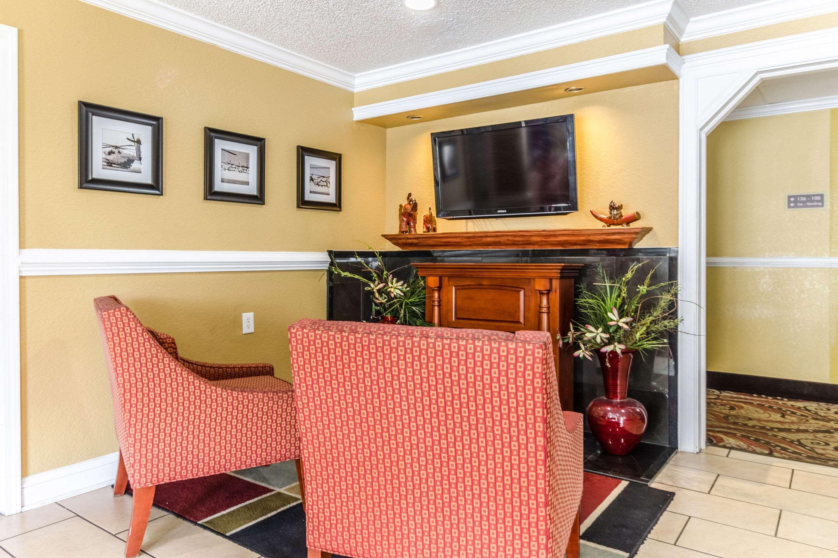 Rodeway Inn & Suites Jacksonville Near Camp Lejeune Exterior photo