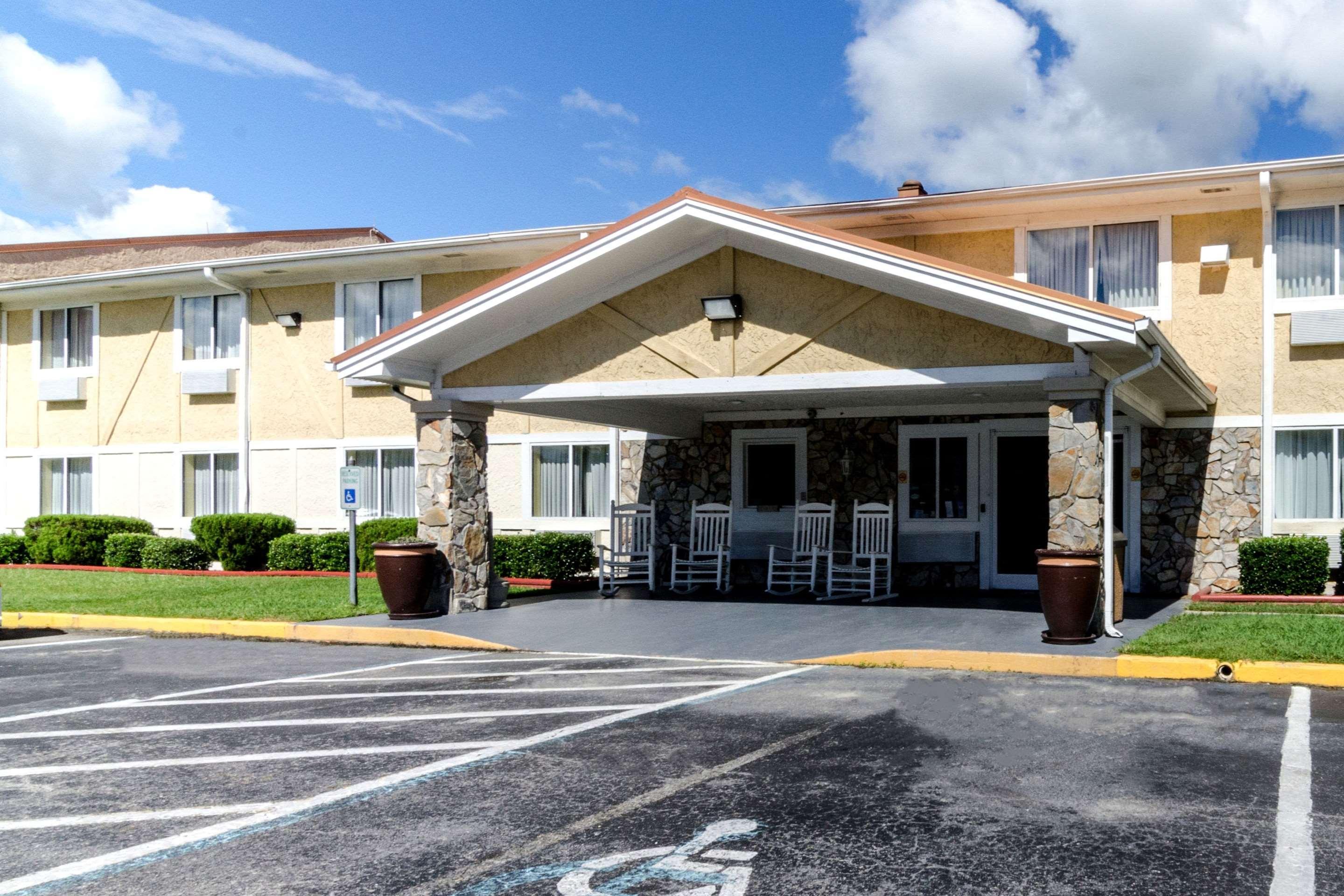 Rodeway Inn & Suites Jacksonville Near Camp Lejeune Exterior photo