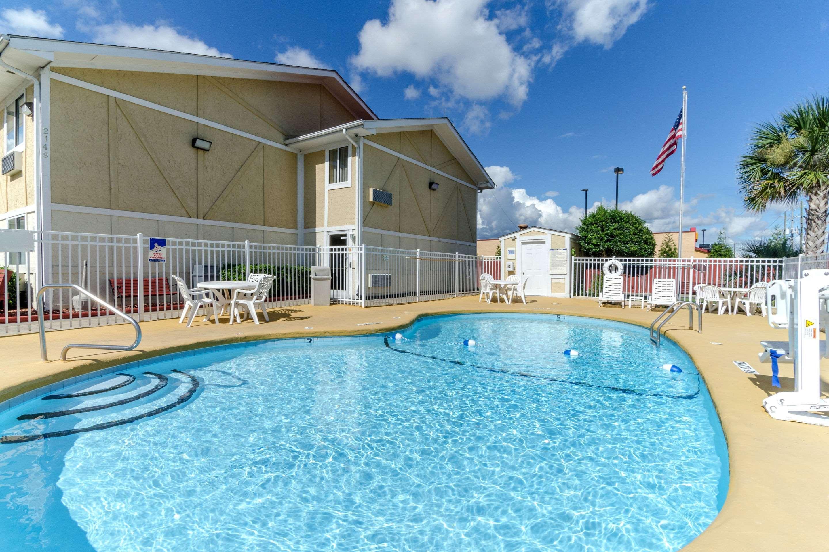 Rodeway Inn & Suites Jacksonville Near Camp Lejeune Exterior photo
