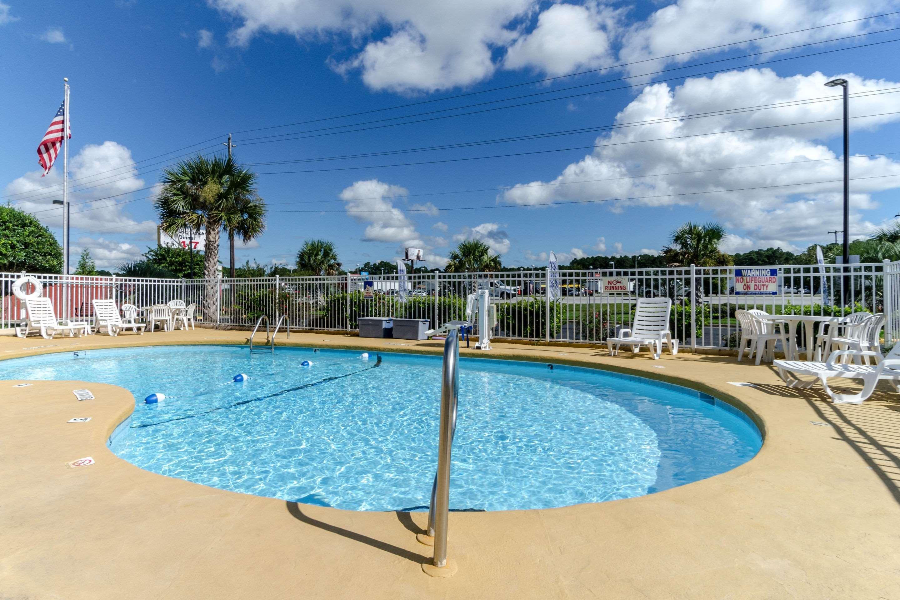 Rodeway Inn & Suites Jacksonville Near Camp Lejeune Exterior photo