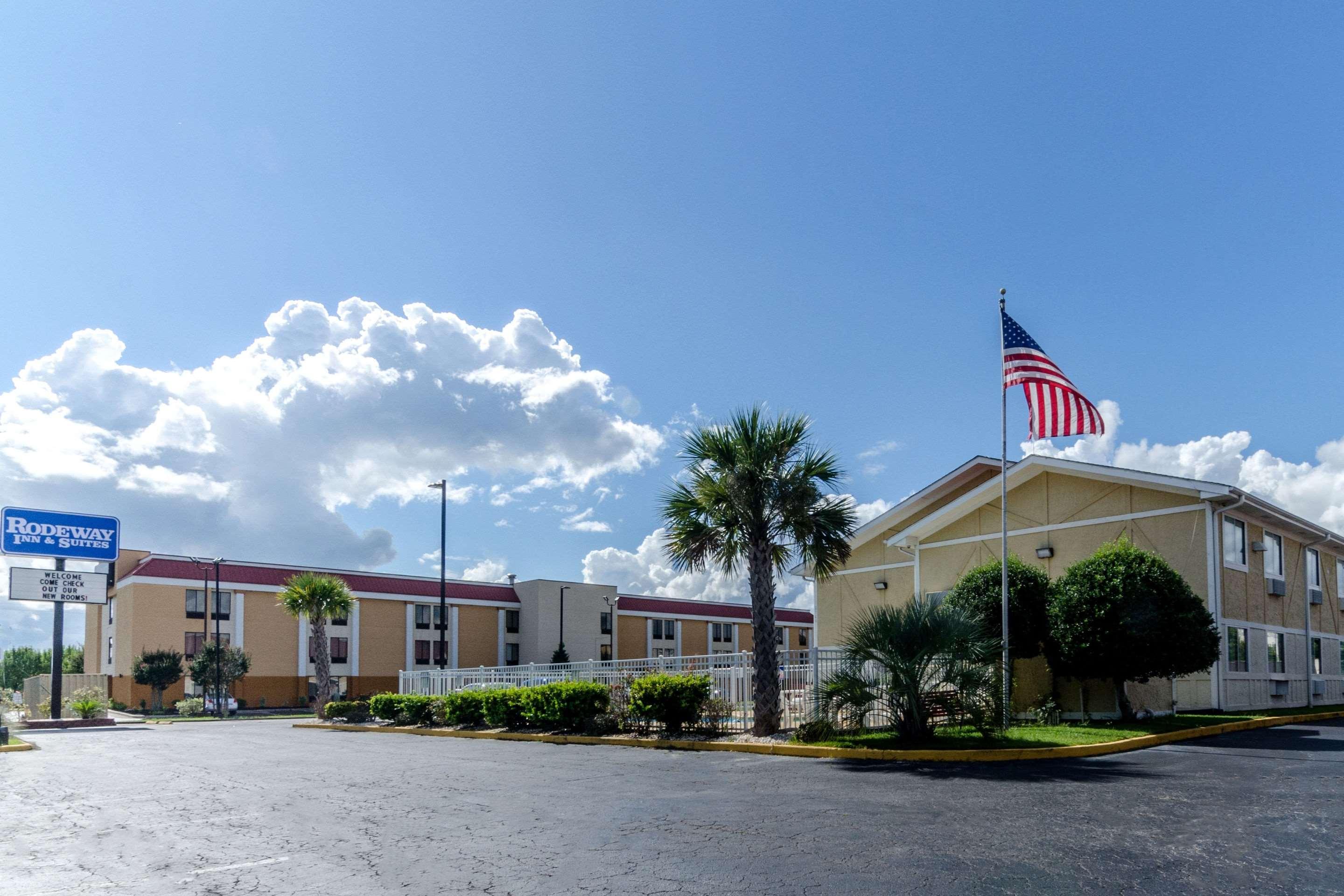 Rodeway Inn & Suites Jacksonville Near Camp Lejeune Exterior photo