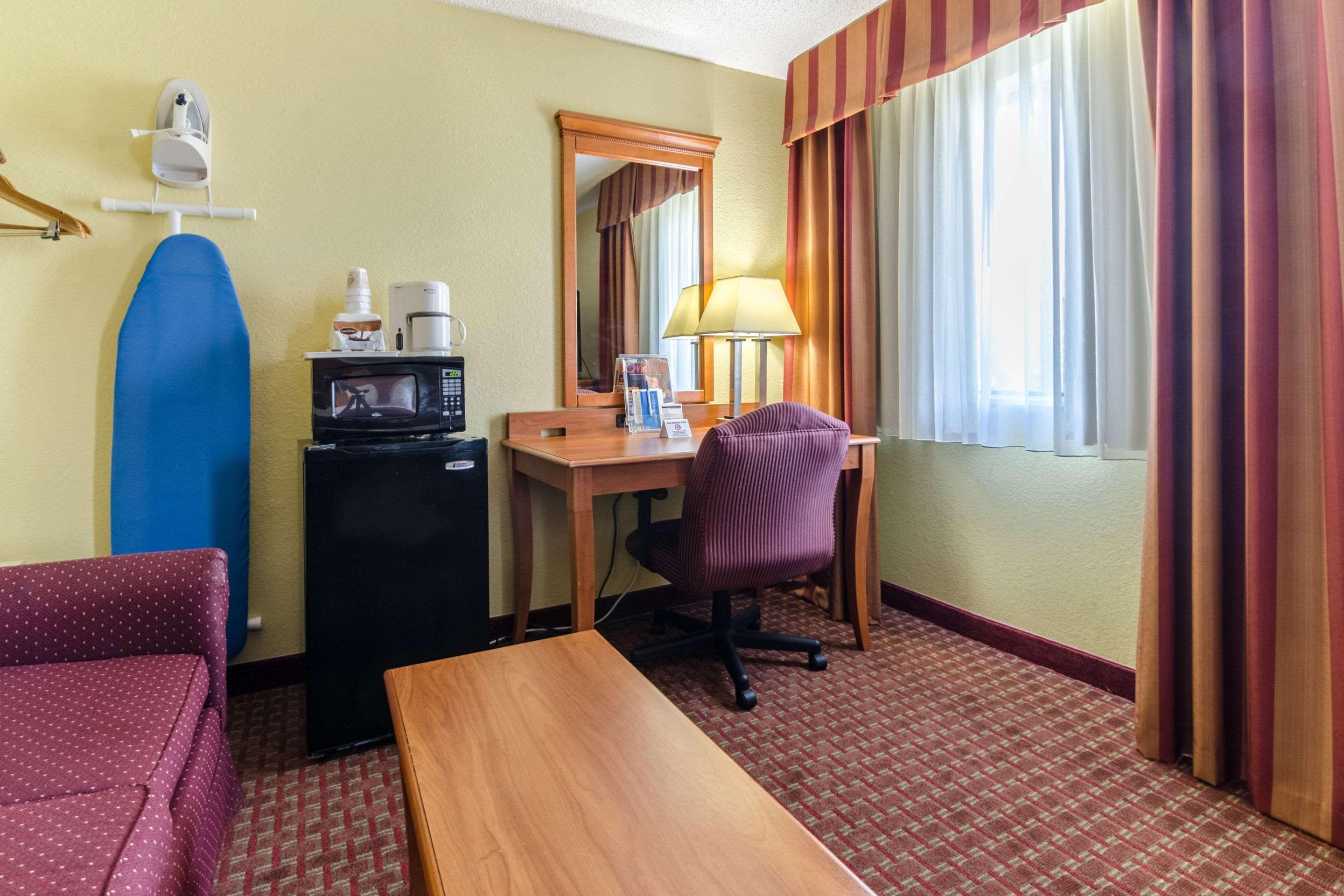 Rodeway Inn & Suites Jacksonville Near Camp Lejeune Exterior photo