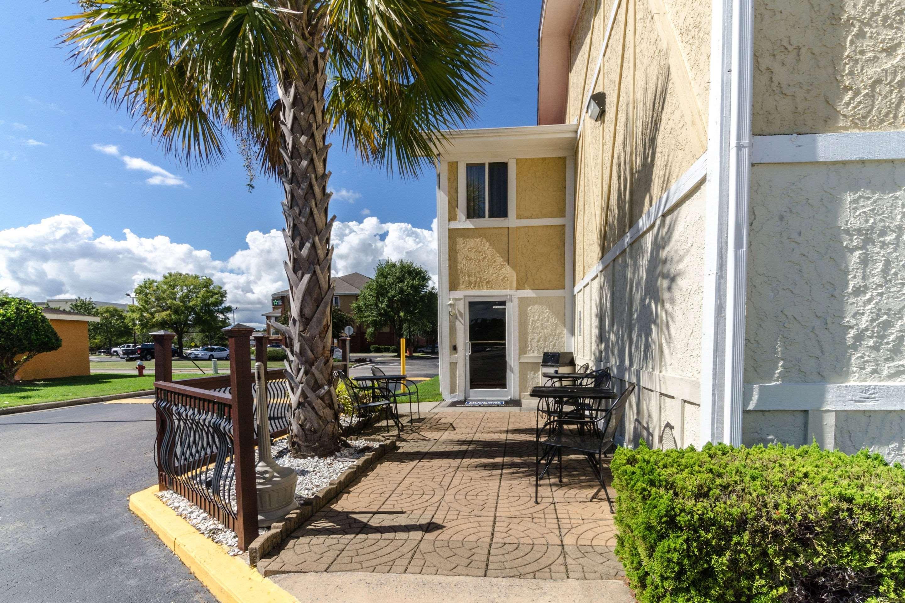 Rodeway Inn & Suites Jacksonville Near Camp Lejeune Exterior photo